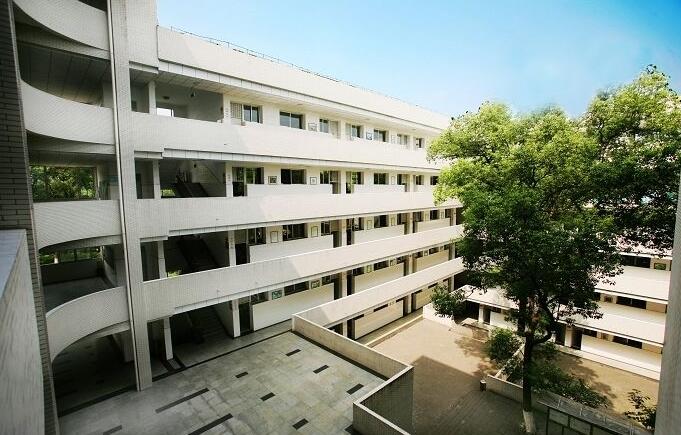 綦江縣楊地灣學(xué)?！赋踔胁俊?></a></div>
            <dl>
              <dt><a href=