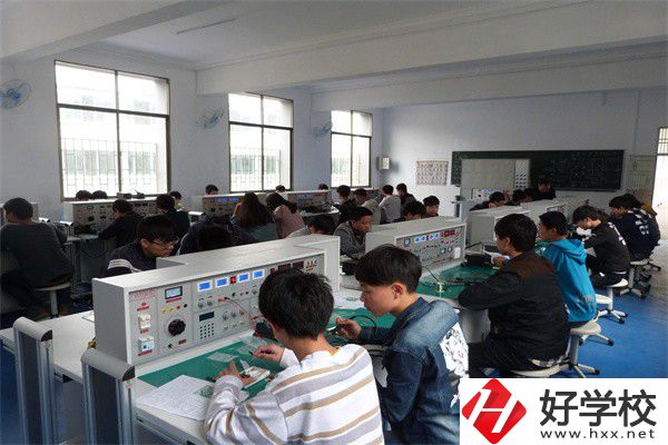 中鋼集團(tuán)衡陽重機(jī)技工學(xué)校是公辦還是民辦？學(xué)費(fèi)是多少？