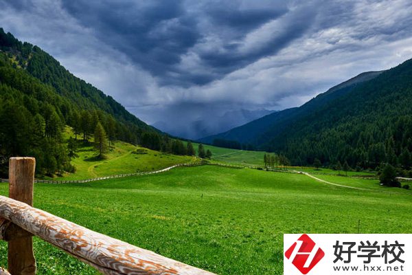 瀘溪縣第一職業(yè)中學(xué)管理規(guī)范嗎？