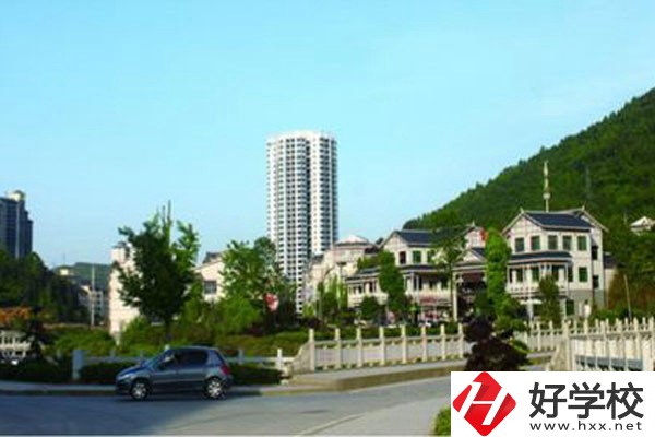 湘西自治州技工學(xué)校的位置在哪里？校園環(huán)境怎么樣？