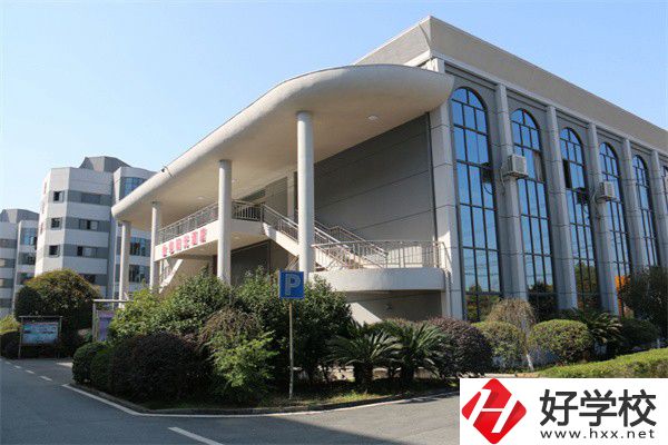 湖南有特色專(zhuān)業(yè)的中專(zhuān)有哪幾所？特色在哪里？