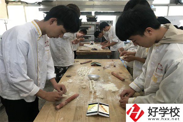 懷化中專學(xué)費(fèi)是多少？有什么資助政策？