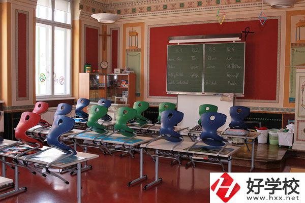 岳陽職業(yè)技術(shù)學(xué)院環(huán)境怎么樣？是民辦的嗎？