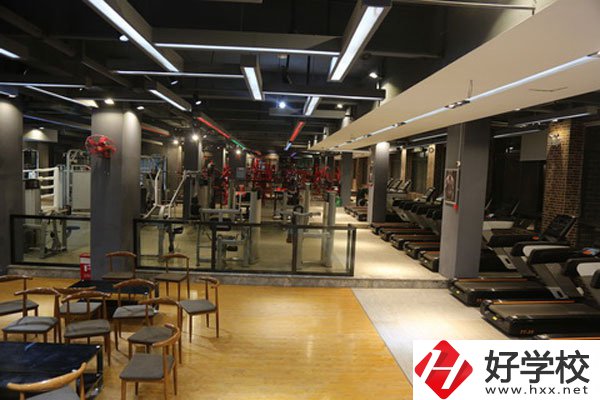 湖南懷化商業(yè)學(xué)校是中專嗎？學(xué)校環(huán)境好不好？