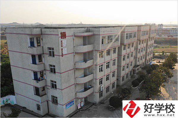 湘潭有開設(shè)航空服務(wù)專業(yè)的中職學(xué)校嗎？學(xué)費(fèi)是多少？