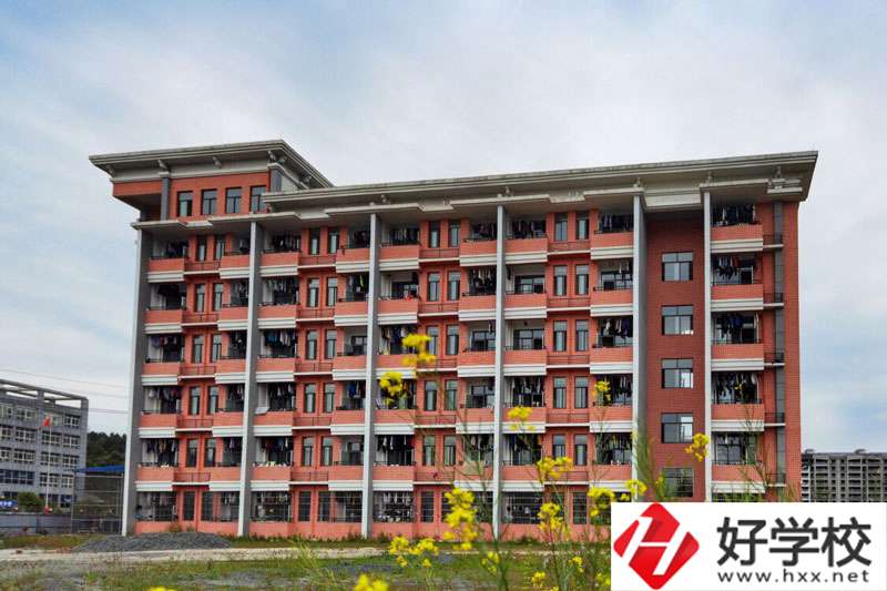 想在懷化會(huì)同縣學(xué)繪畫(huà)？這所中?？梢钥纯?></a></div>
            <dt><a href=