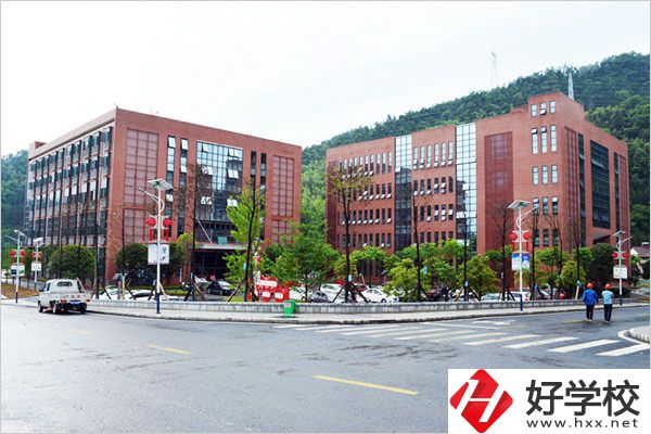 安化縣職業(yè)中專學校師資怎么樣？環(huán)境好不好？