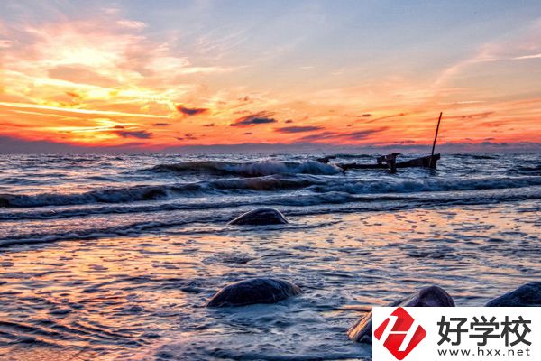 如何報名湖南護(hù)理學(xué)校？學(xué)費是多少？