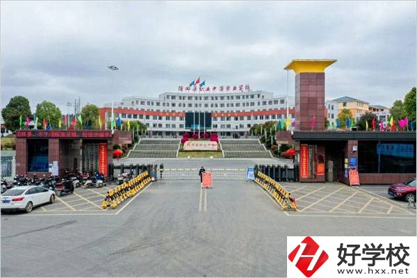 湖南省隆回縣職業(yè)中等專業(yè)學(xué)校大門(mén)