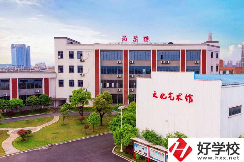 榮豐中等職業(yè)技術(shù)學校設(shè)施完善嗎？宿舍環(huán)境怎么樣？