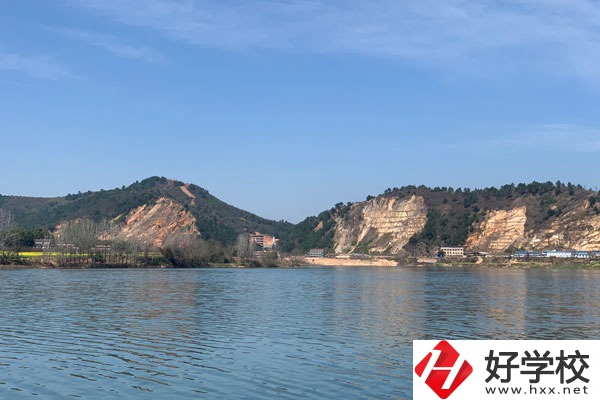 想當(dāng)廚師該選張家界哪所技工學(xué)校？