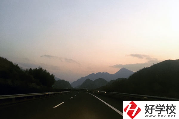 常德財經(jīng)中等專業(yè)學(xué)校重點建設(shè)的專業(yè)有哪些？