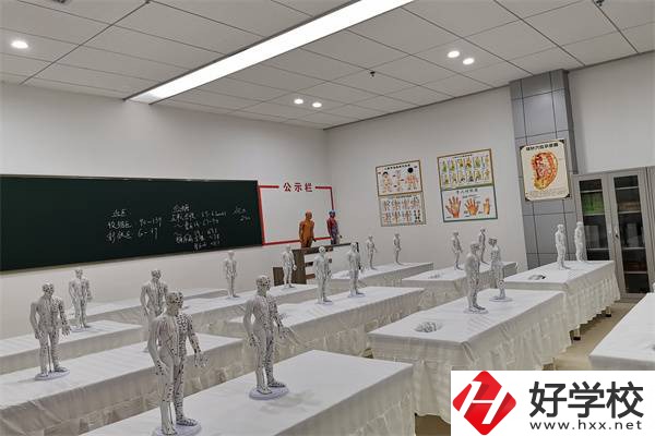 婁底衛(wèi)校招初中生嗎？學(xué)費貴嗎？