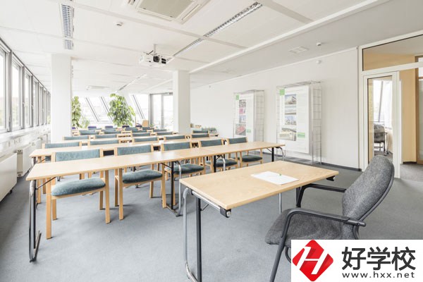 湖南耒陽(yáng)師范有什么專業(yè)？學(xué)費(fèi)貴不貴？