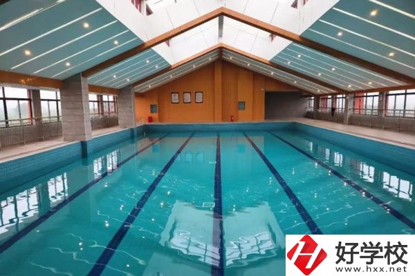 湖南懷化商業(yè)學校是中專嗎？學校環(huán)境好不好？