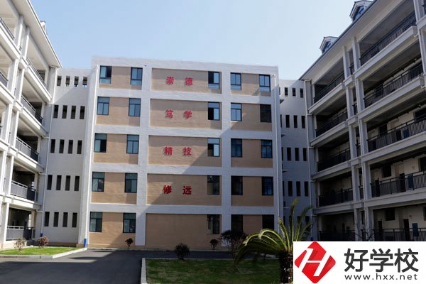 保靖縣中等職業(yè)技術(shù)學(xué)校開設(shè)了哪些特色專業(yè)？