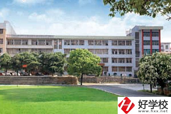 武岡市技工學(xué)校學(xué)費(fèi)多少錢？是公辦還是民辦？