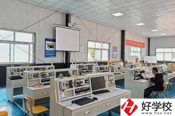 株洲人工智能職業(yè)技術(shù)學(xué)校是公辦還是民辦？學(xué)費貴嗎？