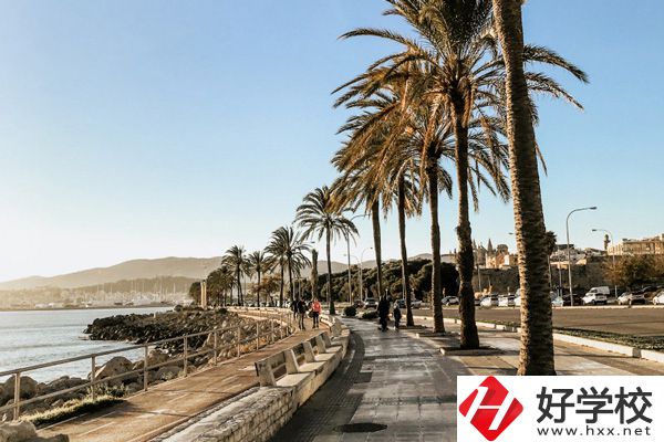 湖南醫(yī)藥職業(yè)中專是公辦還是民辦？可以學(xué)哪些專業(yè)？