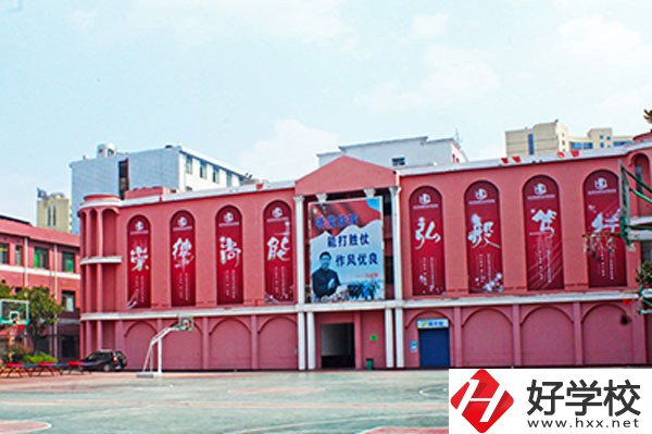 長沙環(huán)球職業(yè)中專學?；@球場