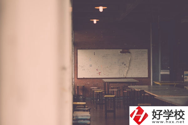 懷化市商貿(mào)經(jīng)濟(jì)管理學(xué)校好不好？宿舍怎么樣？