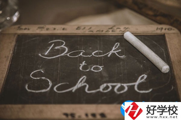 湘潭交通職業(yè)學(xué)校學(xué)費(fèi)貴不貴，宿舍怎么樣？