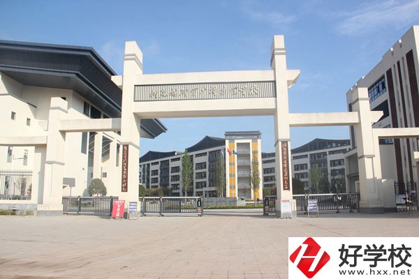 新晃侗族自治縣職業(yè)中等專業(yè)學校的升學率和就業(yè)率如何？