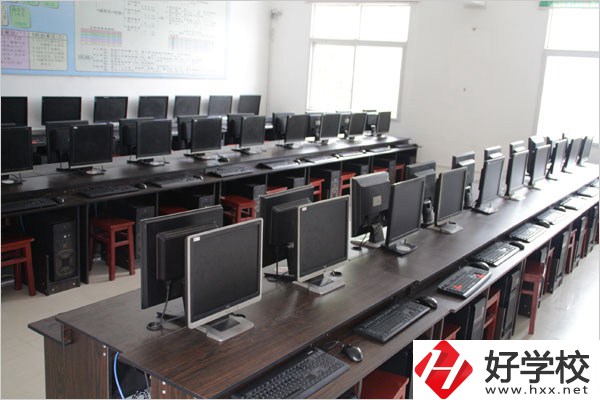 湘鄉(xiāng)市華光電子工業(yè)職業(yè)技術(shù)學校實訓(xùn)室