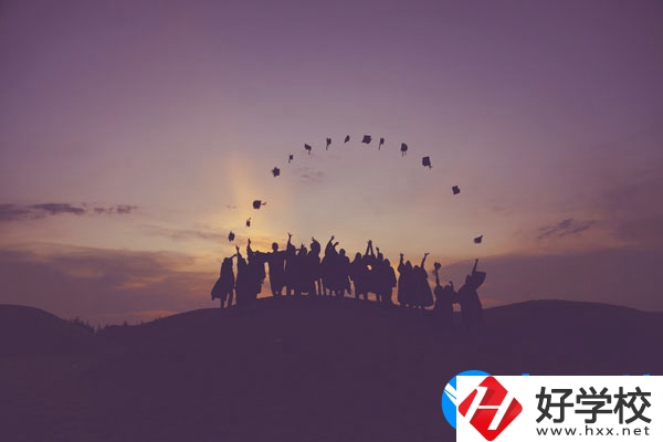 湘潭交通職業(yè)學(xué)校學(xué)費貴不貴，宿舍怎么樣？