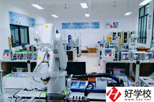 望城區(qū)職業(yè)中專是什么性質(zhì)的學(xué)校？一學(xué)期要多少錢？