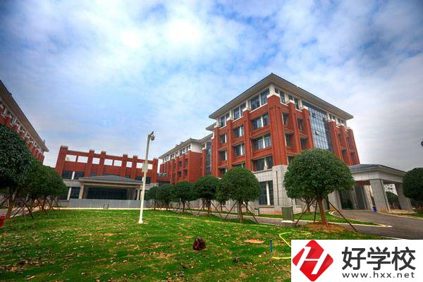 湖南初升高選中專還是五年制大專？有什么學(xué)校能推薦？