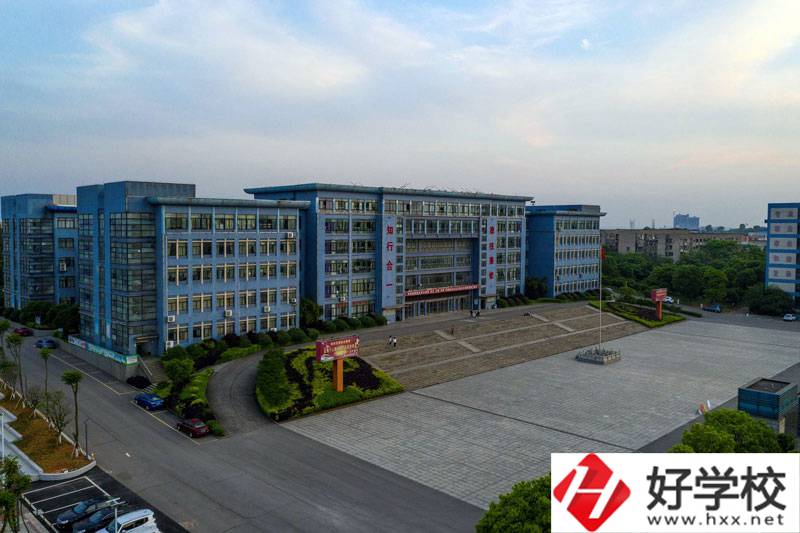 湘潭市工業(yè)貿(mào)易中專哪個專業(yè)比較好？