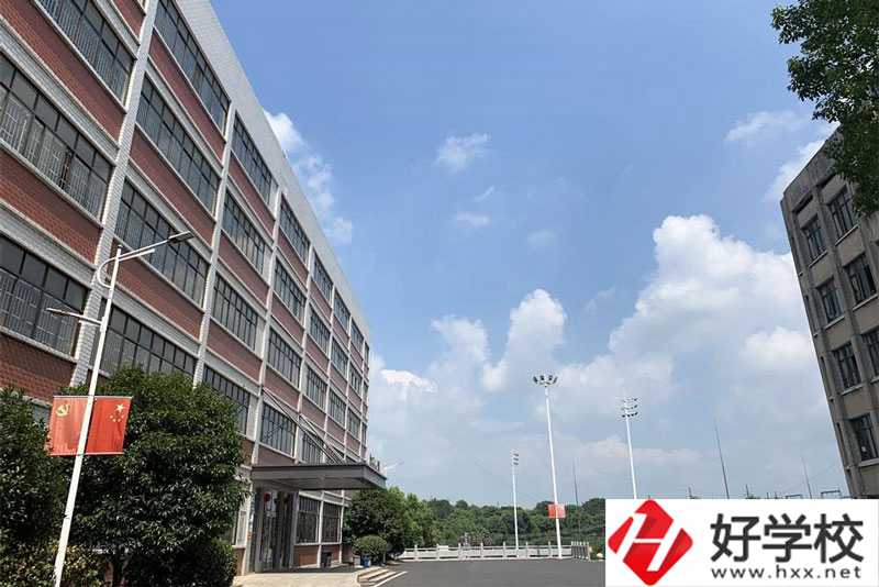 益陽(yáng)機(jī)械工業(yè)職業(yè)學(xué)校有些什么專業(yè)？就業(yè)優(yōu)勢(shì)如何？