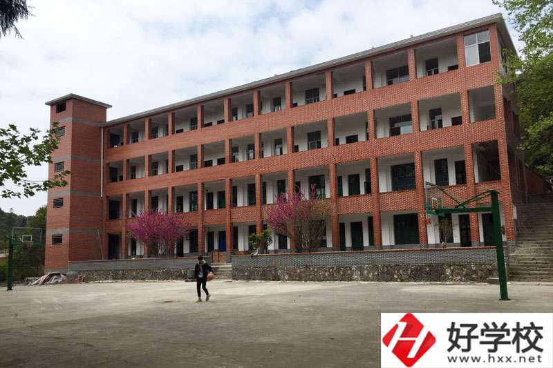 湖南湘西涉外經(jīng)濟(jì)職業(yè)學(xué)校收費(fèi)貴不貴？值得報(bào)考嗎？