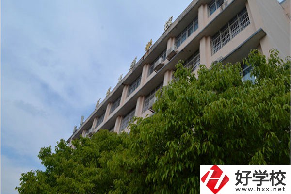 懷化文理學(xué)校是中專嗎？學(xué)費(fèi)情況怎么樣？