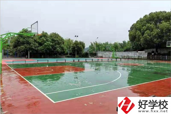 岳陽(yáng)市網(wǎng)絡(luò)工程職業(yè)技術(shù)學(xué)校好不好？學(xué)校環(huán)境怎么樣？