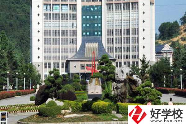 湘西州經(jīng)濟(jì)貿(mào)易學(xué)校大門(mén)
