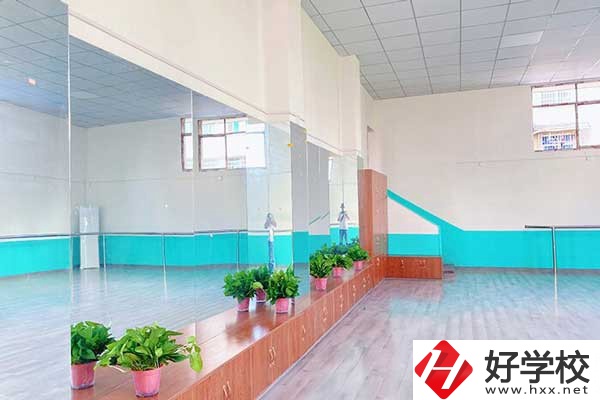 婁底市藝術(shù)職業(yè)學(xué)院有哪些專業(yè)？學(xué)費(fèi)是多少？