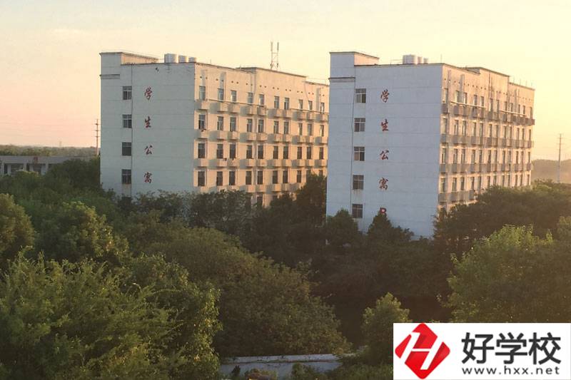 湘潭科旺電腦職業(yè)中專的設(shè)施和管理怎么樣？