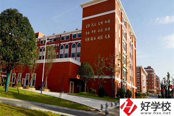 湖南醫(yī)藥職業(yè)中等專業(yè)學校的招生專業(yè)有哪些？學費貴不貴？
