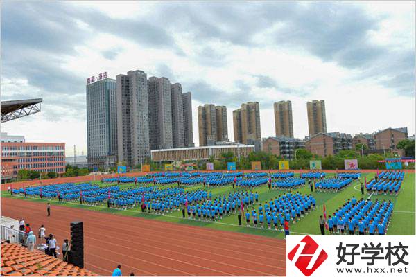 長沙財經(jīng)學校是職高嗎？能不能帶手機？