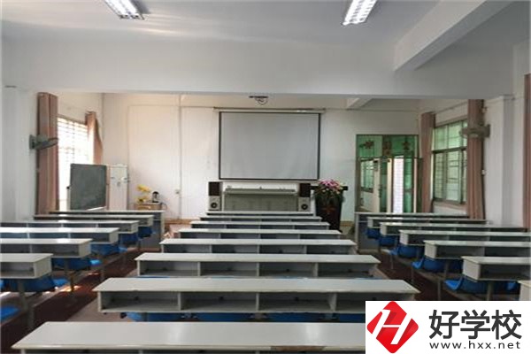 株洲市德才職業(yè)技術(shù)學(xué)校是公辦還是民辦？學(xué)費(fèi)是多少？