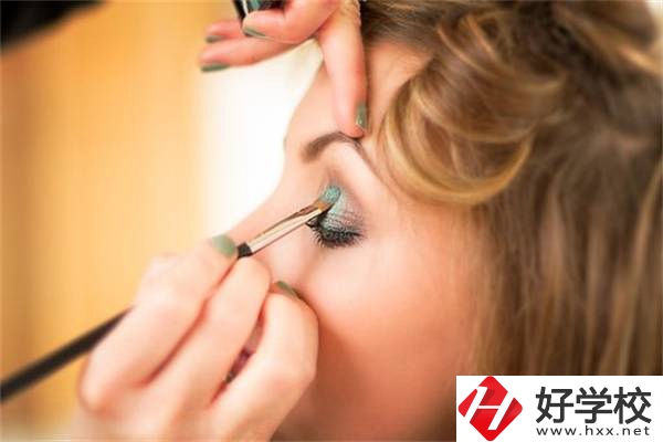 在湖南女生讀技校學(xué)什么專業(yè)最吃香？就業(yè)前景怎么樣？