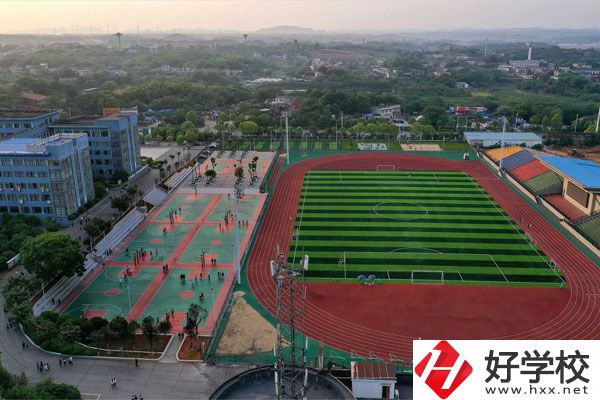湘潭工貿(mào)中專招收往屆生嗎？