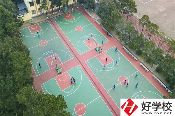 衡陽(yáng)市鐵路運(yùn)輸職業(yè)學(xué)校學(xué)費(fèi)貴嗎？有哪些特色？