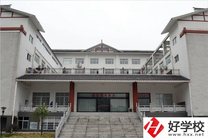 在張家界讀旅游管理專業(yè)，推薦哪所中職學校？