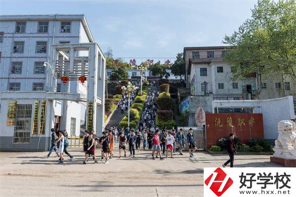 懷化中專學(xué)汽修一年要花多少錢？有哪些中?？梢酝扑]？