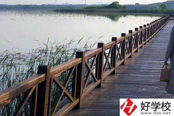 鳳凰縣育英民族學校怎么樣？有什么特色專業(yè)？