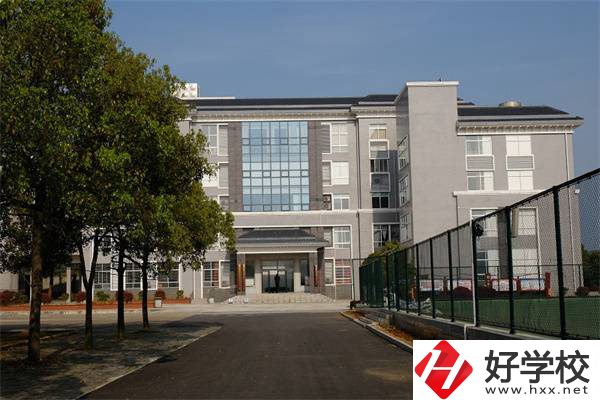 湘潭韶山職業(yè)中專學(xué)校在哪里？有高考班嗎？
