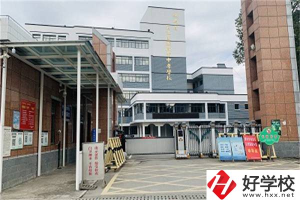 懷化中專學(xué)汽修一年要花多少錢？有哪些中?？梢酝扑]？